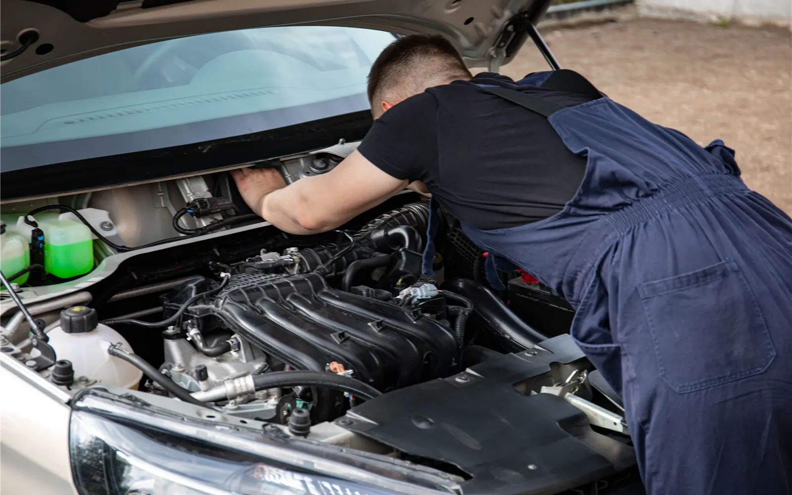 Mehaničar radi na automobilu u servisu